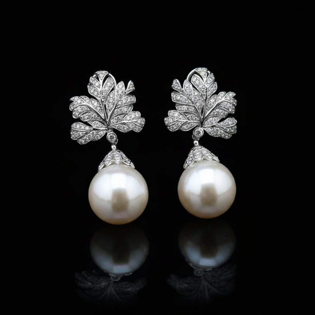 Boucles d'Oreilles Pendantes Feuille Pavée Zircon & Perle – Élégance Vintage