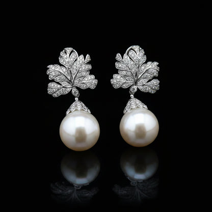 Boucles d'Oreilles Pendantes Feuille Pavée Zircon & Perle – Élégance Vintage