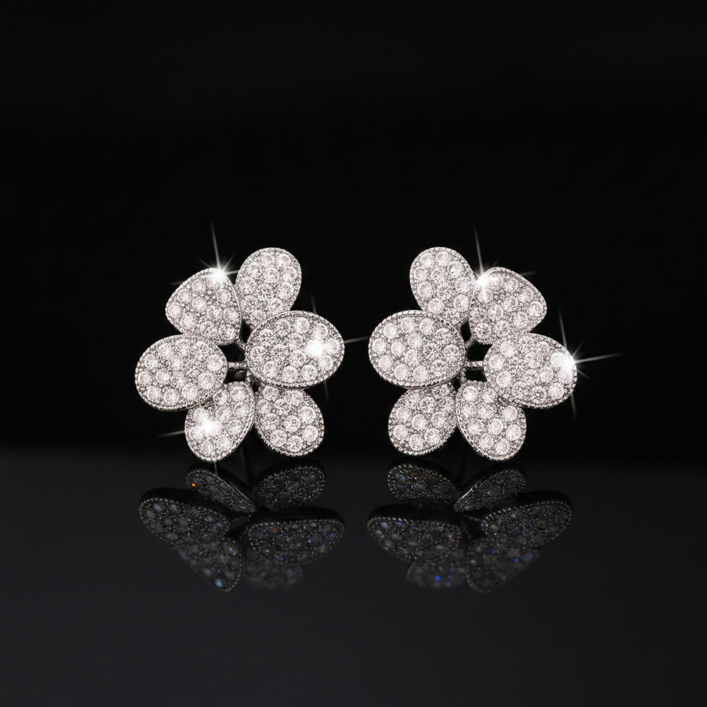 Boucles d’Oreilles Puces Fleur Pavée Zircon – Plaquées Argent
