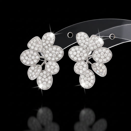 Boucles d’Oreilles Puces Fleur Pavée Zircon – Plaquées Argent