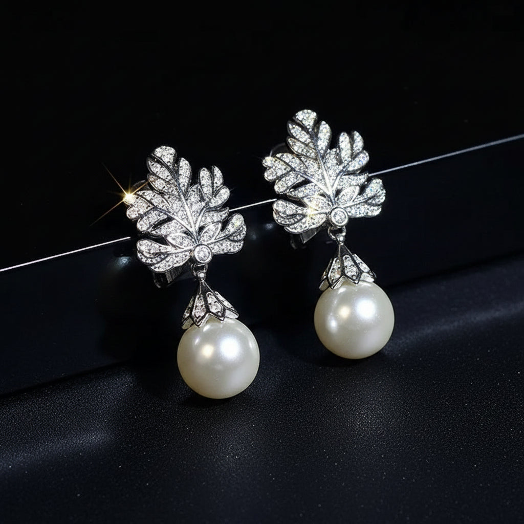 Boucles d'Oreilles Pendantes Feuille Pavée Zircon & Perle – Élégance Vintage